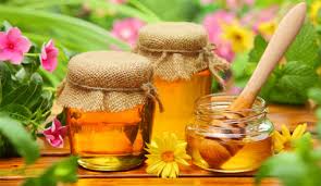 Trị môi thâm bằng mật ong và chanh